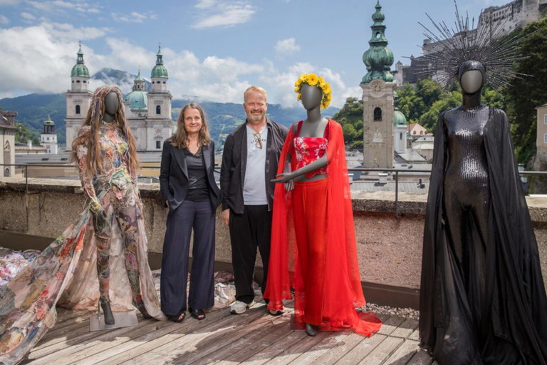Renate Martin Direktor Kostüm, Maske und Garderobe) und die Kostüme (v.l.n.r.) von Göttin, Buhlschaft und Tod.