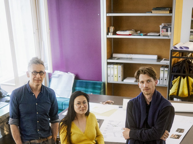 Mischa Sieberock-Serafimowitsch, Jane Zandonai und Patrick Loibl sind die Köpfe hinter der Factory: Sie sind Architekten, Bühnenbildner und Tischler und planen auch das neue Volkstheater-Café.