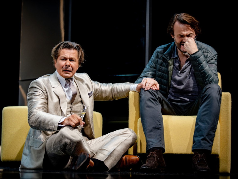Michael Dangl hmelzer in „Die Liebe Geld" in den Kammerspielen der Josefstadt.