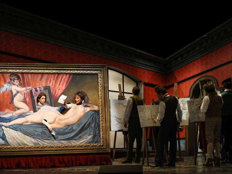 Stephanie Maitland rau Fluth) und Ensemble in der Wiener Volksoper