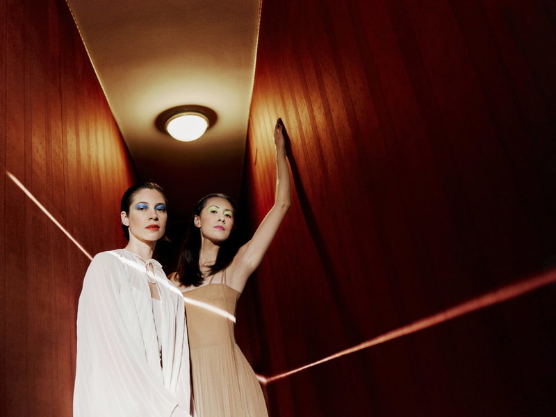 Erste Solotänzerin mal zwei. Maria Yakovleva und Kiyoka Hashimoto im roten Gang der Wiener Staatsoper. Demnächst zu sehen in „Die Jahreszeiten“.