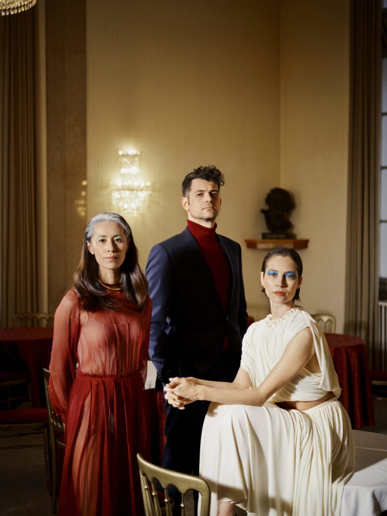 Über die Genregrenzen hinweg. Die Tänzerinnen Kiyoka Hashimoto und Maria Yakovleva mit Bassbariton Martin Häßler beim Fotoshooting in der Wiener Staatsoper.