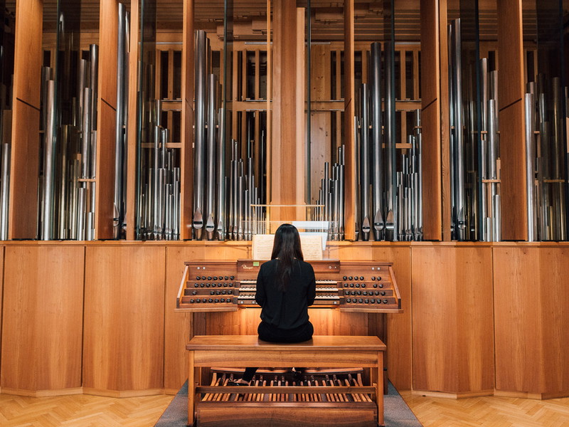 Die Rieger-Orgel im Anton Heiller-Saal der Universität für Musik und darstellende Kunst Wien. 