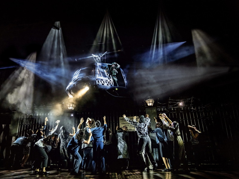 Wenn ein Hubschrauber auf offener Bühne landet, dann begeistert das nicht nur das Publikum. Für die Darsteller des Musicals „Miss Saigon“ im Wiener Raimund Theater bedeutet dieses Spektakel ein Höchstmaß an Konzentration und Aufmerksamkeit.