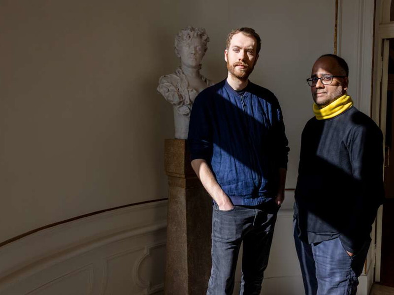 Theater trifft Journalismus. Calle Fuhr und „Dossier“-Chefreporter Ashwien Sankholkar bringen jetzt gemeinsam das Stück „Die Redaktion“ auf die Bühne – das Ergebnis von drei Jahren Zusammenarbeit. 