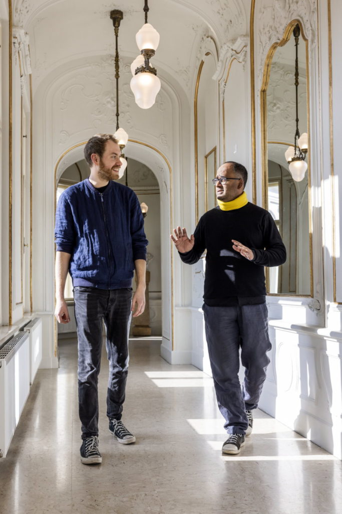 Theater trifft Journalismus. 
Calle Fuhr und „Dossier“-Chefreporter Ashwien Sankholkar bringen jetzt gemeinsam das Stück „Die Redaktion“ auf die Bühne – das Ergebnis 
von drei Jahren Zusammenarbeit.