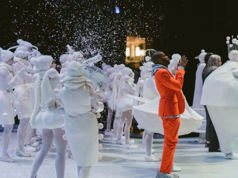 Aaron Casey-Gould spielt ab der Spielzeit 2023/24 Prinz Caprice in Offenbachs „Die Reise zum Mond" in der Volksoper.