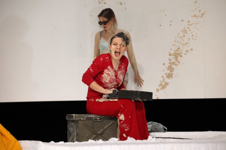 Sandra Cervik in der Rolle der sehenden Frau. 