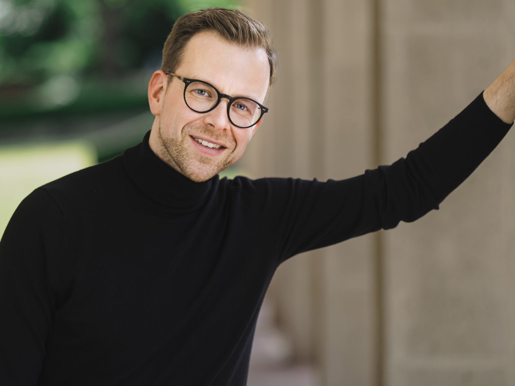 Dirigent Ingo Martin Stadtmüller begann mit sechs Jahren, Klavier zu spielen, später studierte er Kirchenmusik und Orchesterdirigieren. 