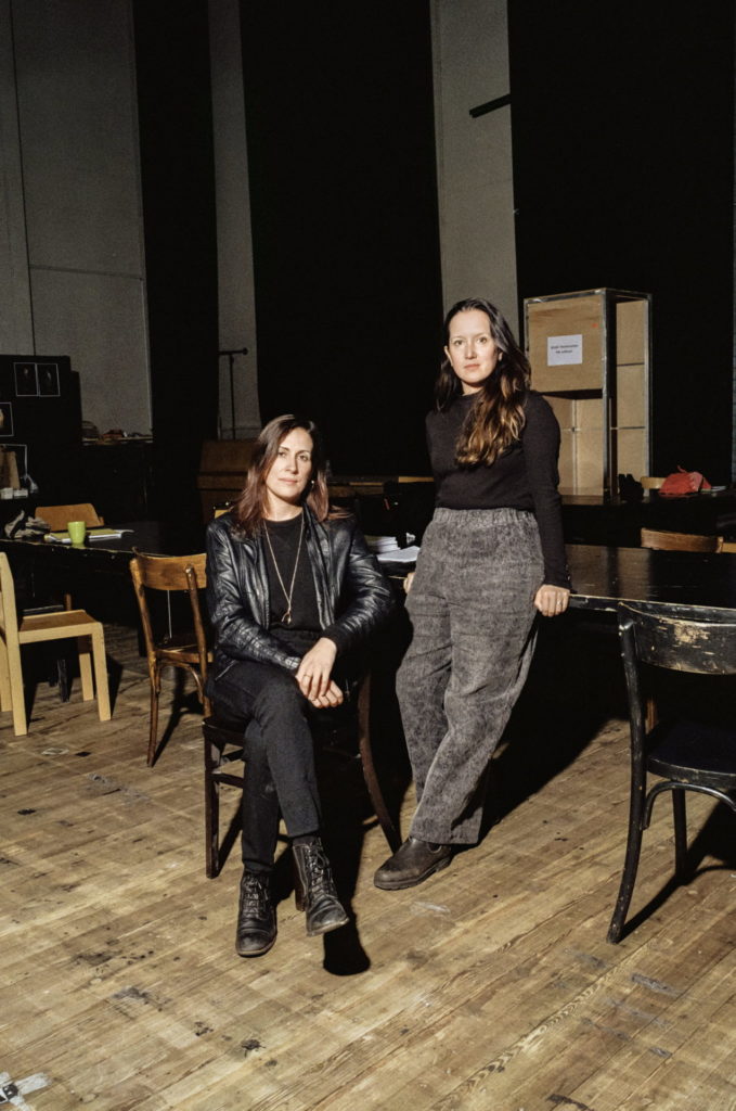 Für Adena Jacobs und Melanie Lane ist es die erste Arbeit mit dem Ensemble des Burgtheaters. Von der offenen Atmosphäre sind sie schon nach ­wenigen Probentagen begeistert. 