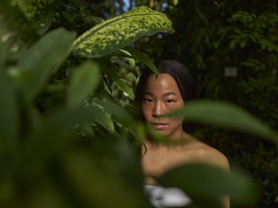 „Die Vegetarierin“ erschien erstmals 2007 in Südkorea. Die englische Übersetzung wurde 2016 mit dem  „­Man Booker Prize“ ausgezeichnet. Han Kangs Roman avancierte zum Weltbestseller und wurde in mehr als 20 Sprachen übersetzt.