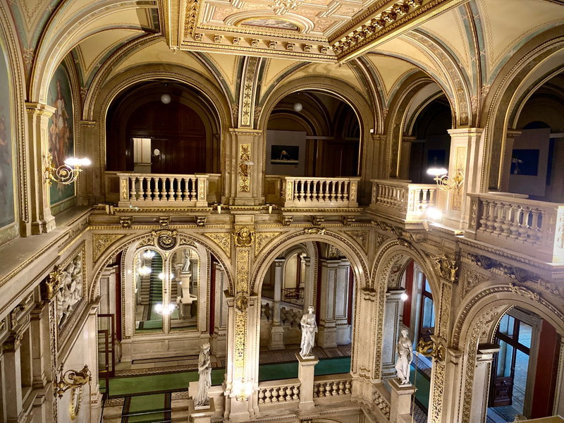 Zwei Epochen unter einem Dach: In der Wiener Staatsoper verbinden sich der Ringstraßen-Historismus die Architektur der 1950er Jahre. 