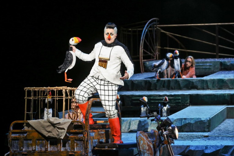 Jakob Semotan verkörpert in der Inszenierung der Zauberflöte in der Wiener Volksoper den Papageno.