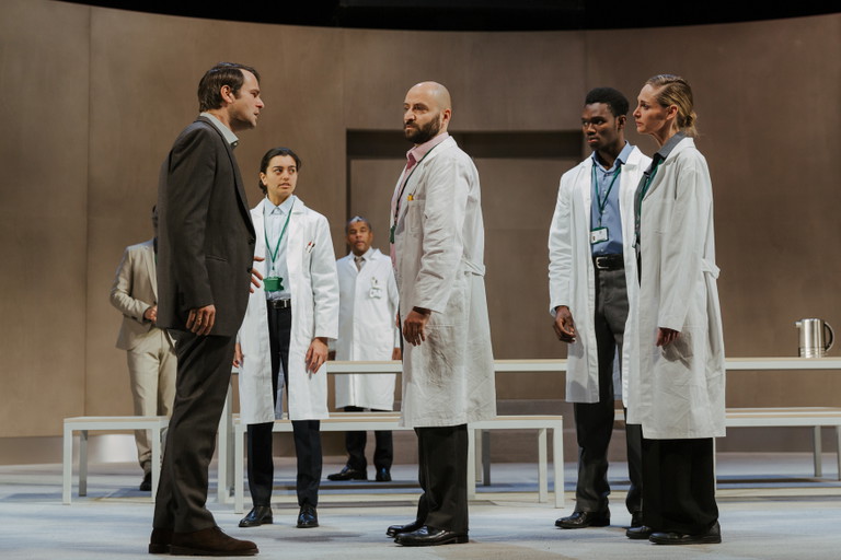 Philipp Hauß, Bardo Böhlefeld, Melanie Sidhu, Ernest Allan Hausmann, Gunther Eckes, Bless Amada und Sophie von Kessel in „Die Ärztin“.