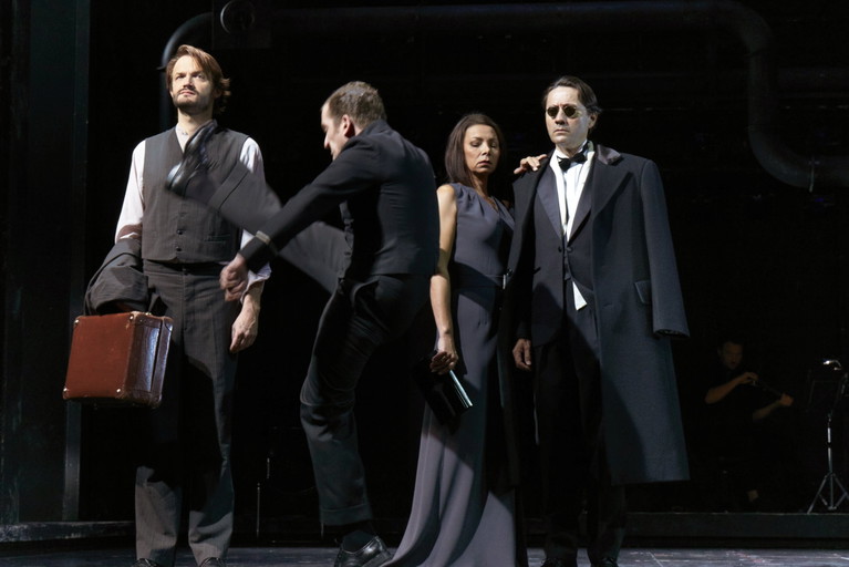 Die Reise der Verlorenen. Daniel Kehlmanns Drama über 937 Juden, die 1939 eine Schiffsfahrt in die vermeintliche Freiheit antraten, wurde 2018 in der Josefstadt uraufgeführt. Mit Roman Schmelzer, Raphael von Bargen, Sandra Cervik und Ulrich Reinthaller (v. li.).