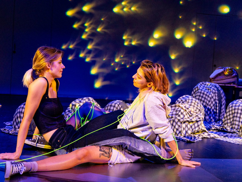 Carmen Kirschner und Josefine Reich in „Dippel. Diagnose CIN 3“ im Kosmos Theater.