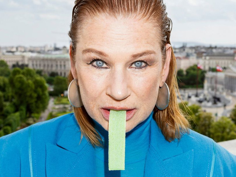 Der Langeweile die Zunge zeigen. 
Dörte Lyssewski entdeckte während des BÜHNE-Covershootings die Welt der sauren Fruchtgummis für sich.