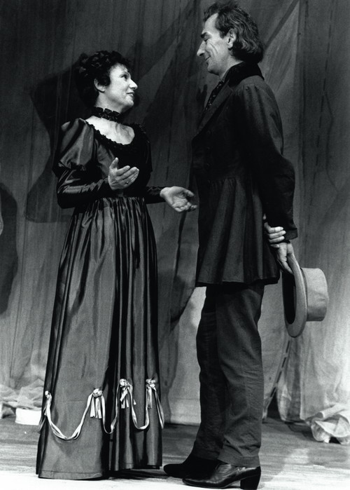 Doris Weiner in "Ein Jux will er sich machen" mit Ludwig Hirsch in der Saison 1992/93 am Wiener Volkstheater.
