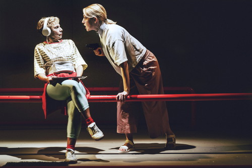 Doris Weiner in "Die Reißleine" mit Julia Jelinek in der Saison 2019/2020 im Wiener Volkstheater.