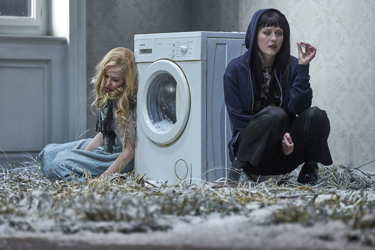 Andrea Wenzl und Nina Siewert in „Drei Winter“.
