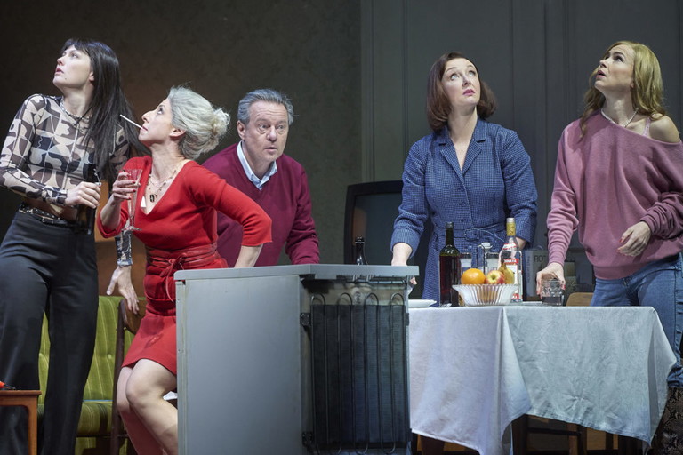 Nina Siewert, Zeynep Buyraç, Norman Hacker, Regina Fritsch und Andrea Wenzl in „Drei Winter“.