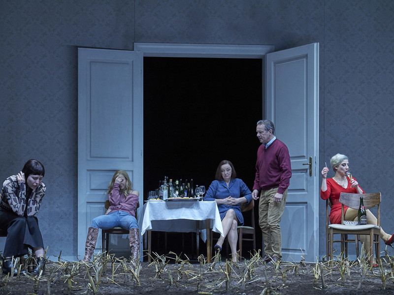 Nina Siewert, Andrea Wenzl, Regina Fritsch, Norman Hacker, Zeynep Buyraç in „Drei Winter“ im Burgtheater.