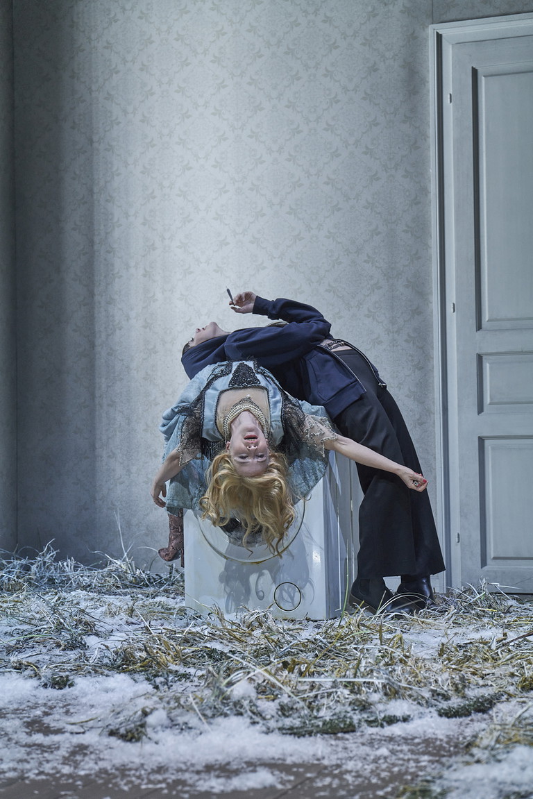 Andrea Wenzl und Nina Siewert in „Drei Winter“.
