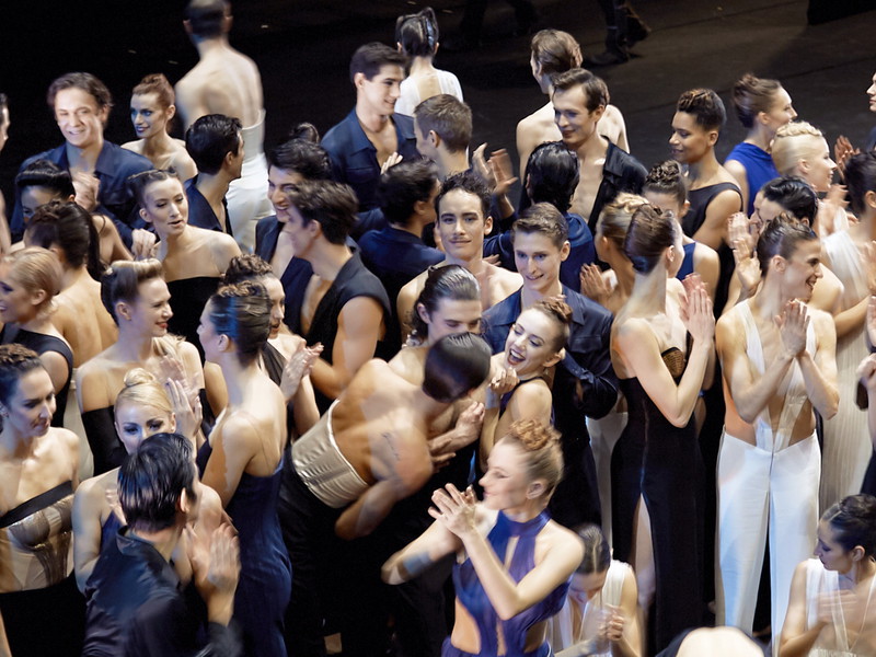 Gelöstheit nach der Premiere von „Mahler, live" bei den Tänzer:innen des Wiener Staatsballetts.