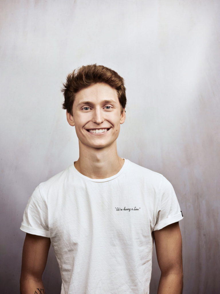Robert Weithas. Im Ensemble des Wiener Staatsballetts beeindruckte er u. a. als Schatten in „Peter Pan“ und als Junger Mann in „Carmina Burana“. Zudem ist er passionierter Autor, verfasst Kurzgeschichten und ­arbeitet ­gerade an seinem ersten Roman. 