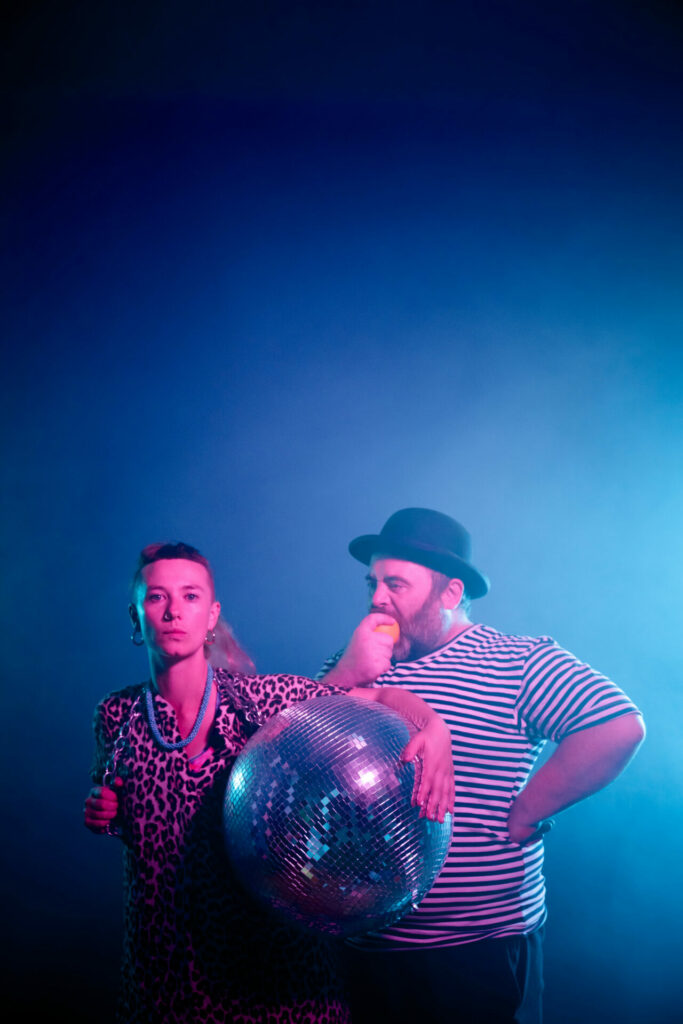 Das Duett „Obstacles in our sky“ der Tänzerin und Choreografin Johanna Heusser mit dem Performer Jesse Inman setzt sich mit der Astrologie als kultureller Praxis auseinander.