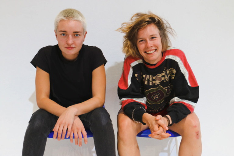 Tamara Semzov und Anna Marboe nach der Generalprobe von „Jeeps" im Kosmos Theater.