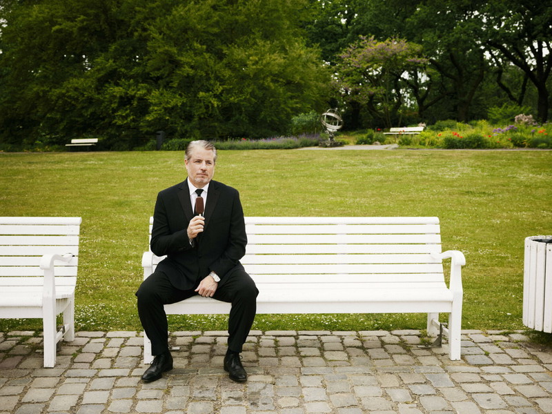 Der Ausnahmetenor mit großer Liebe zu Mozart hat seine Karriere ebenso im Griff wie das Schokoladeneis – verzehrt auf einer vorbildlich gepflegten Parkbank.