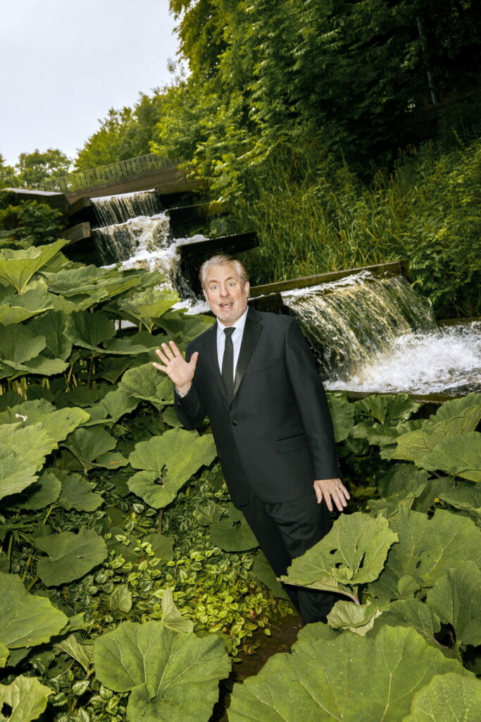 Matthew Polenzani bewies beim Fotoshooting im Alten Botanischen Garten in Hamburg seine feine Selbstironie. Selbige ließ er auch im Zoom-geführten Interview immer wieder durchblitzen. 