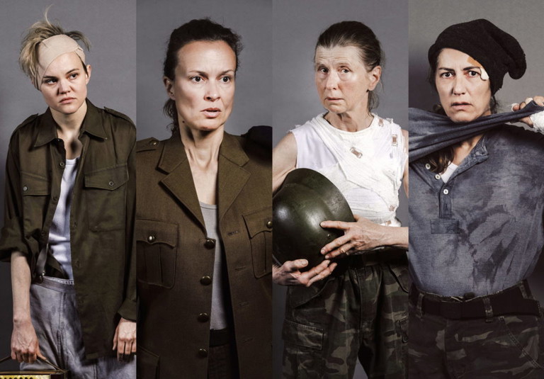 Katharina Klar, Martina Stilp, Therese Affolter und Susa Meyer, fotografiert bereits in den Kostümen 