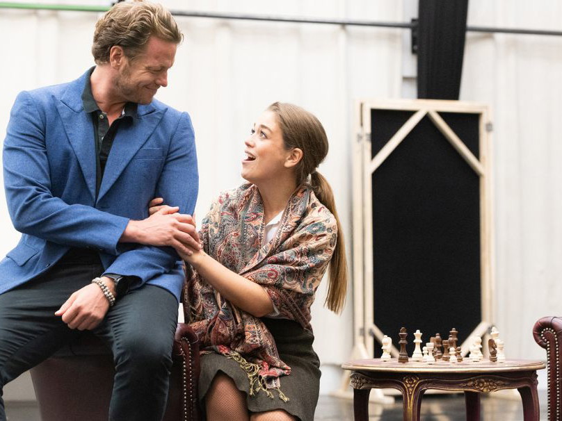 Mark Seibert und Nienke Latten als „Ich“ und „Maxim de Winter“ bei den Proben zu „Rebecca“. 