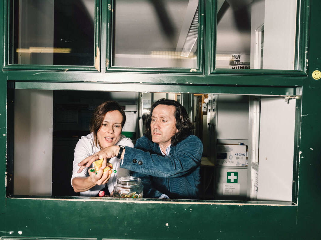 Martina Stilp und Ulrich Reinthaller in der Portierloge des Theaters in der Josefstadt. Er sagt: „Ein Satz, ein Wink kann das Leben verändern. Wenn ich das nicht für möglich halten würde, würde ich ab heute nicht mehr die Bühne betreten.“ 