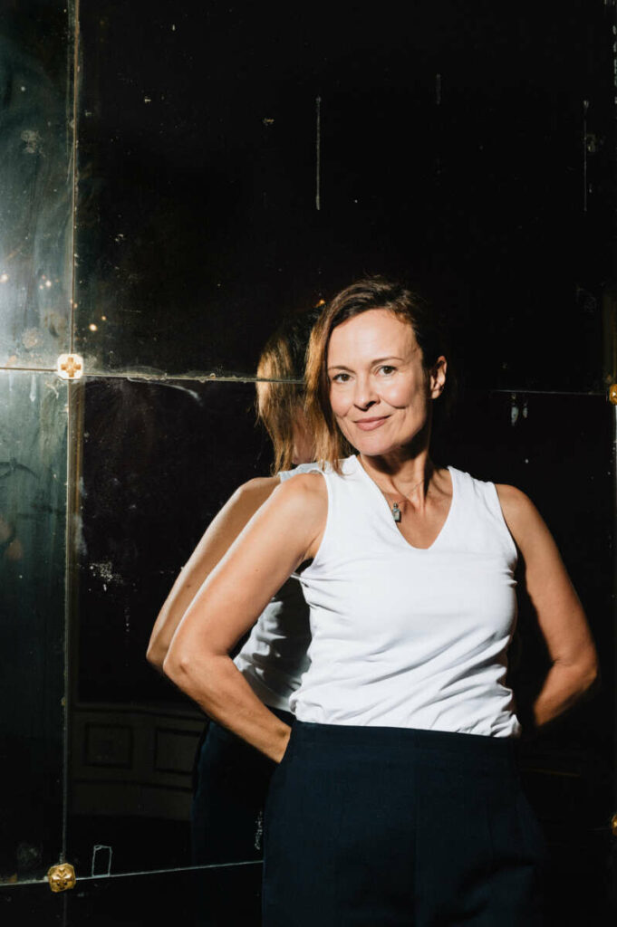 Martina Stilp: Sie spielte u. a. am Theater Augsburg, am Schauspielhaus Graz, am Volkstheater und bei den Salzburger Festspielen. Seit 2015 ist Martina Stilp Ensemblemitglied des Theaters in der Josefstadt. Derzeit und demnächst ist sie in „Der Himbeerpflücker“, „Der ideale Mann“, „Leopoldstadt“ und „Sommergäste“ zu sehen. Sie ist NESTROY-nominiert. 