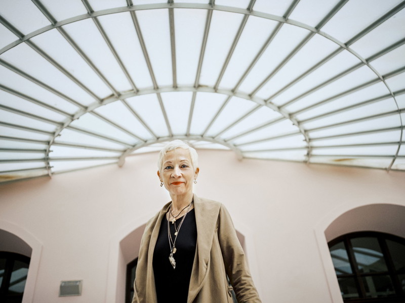 Glorienschein.
Der Eingangsbereich der Volksoper. Die Glas-Stahl-Konstruktion
lässt Sona MacDonald strahlen. Zumindest war das unser Plan. Schreiben Sie uns, wenn Sie ihn geglückt finden.