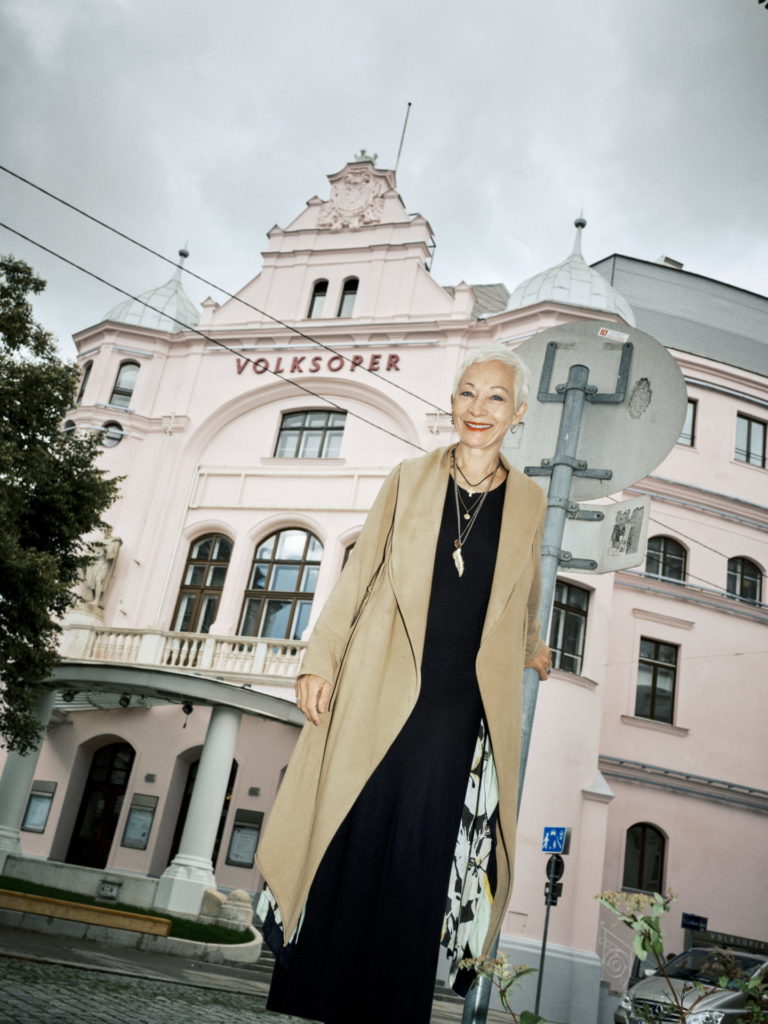 Rosa Haus am Gürtel.
Sona MacDonald vor der frisch angefärbelten Volksoper. Der Publikumsliebling steht auf einem Zaun,
daher der Verfremdungseekt. Wir haben also nicht
am Bild getrickst. ;-)