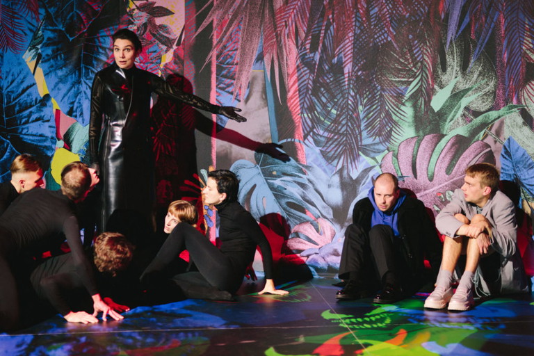 Das „Bent“-Ensemble im Bühnenbild von Patrick Loibl.