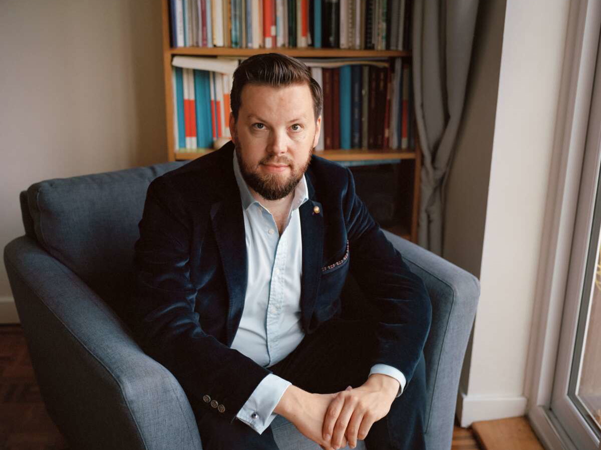 Hausbesuch. David Butt Philip in seinem Wohnzimmer in Beckenham/London. ­BÜHNE-Fotografin Sophie Green – sie lebt auch in London – hat ihn für uns besucht.