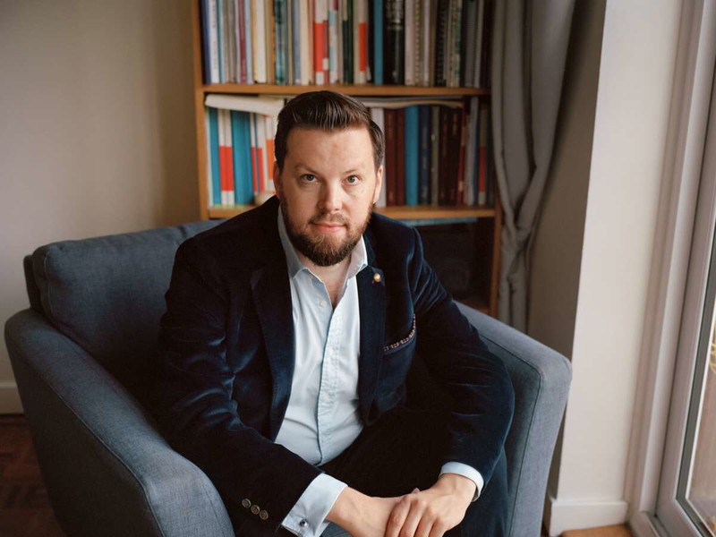Hausbesuch. David Butt Philip in seinem Wohnzimmer in Beckenham/London. ­BÜHNE-Fotografin Sophie Green – sie lebt auch in London – hat ihn für uns besucht.