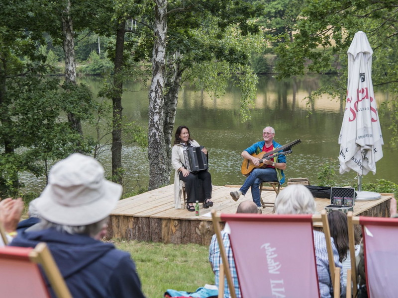 Das Duo Stickler & Koschelu spielt beim Schrammel.Klang.Festival am Herrensee in Litschau.