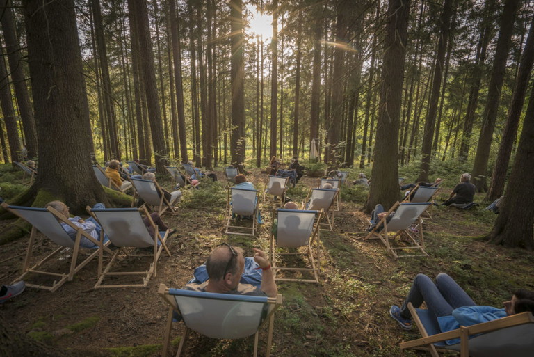 Besser geht Kulturgenuss nicht: Die Ö1 Waldbühne beim Schrammelklankgfestival. Es performt das Duo Rittmannsberger/Soyka.