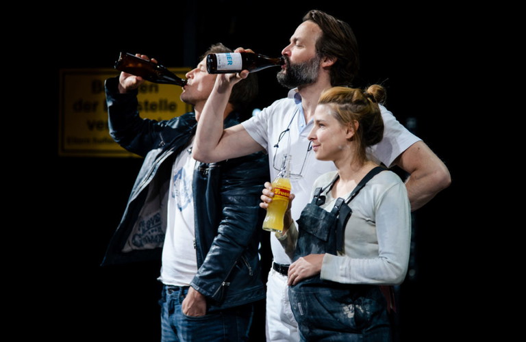 Oliver Rossknopf als Hovstad, Roman Schmelzer als Dr. Thomas Stockmann und Martina Ebm als Kathrin im Theater in der Josefstadt.