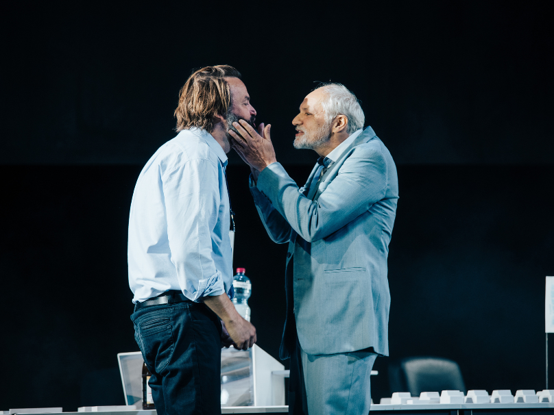 Regisseur David Bösch inszeniert das gesellschaftskritische Drama als Auftakt seiner politischen Ibsen-Trilogie im Theater in der Josefstadt.