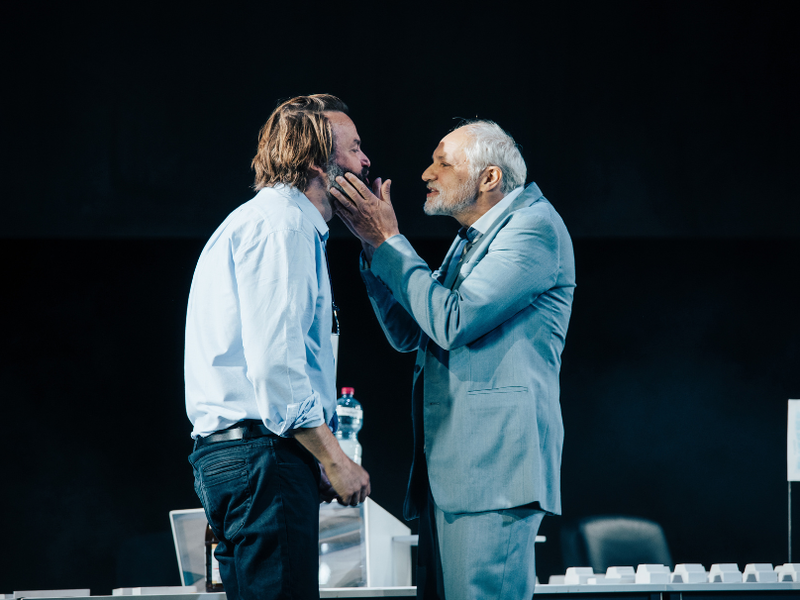 Regisseur David Bösch inszeniert das gesellschaftskritische Drama als Auftakt seiner politischen Ibsen-Trilogie im Theater in der Josefstadt.