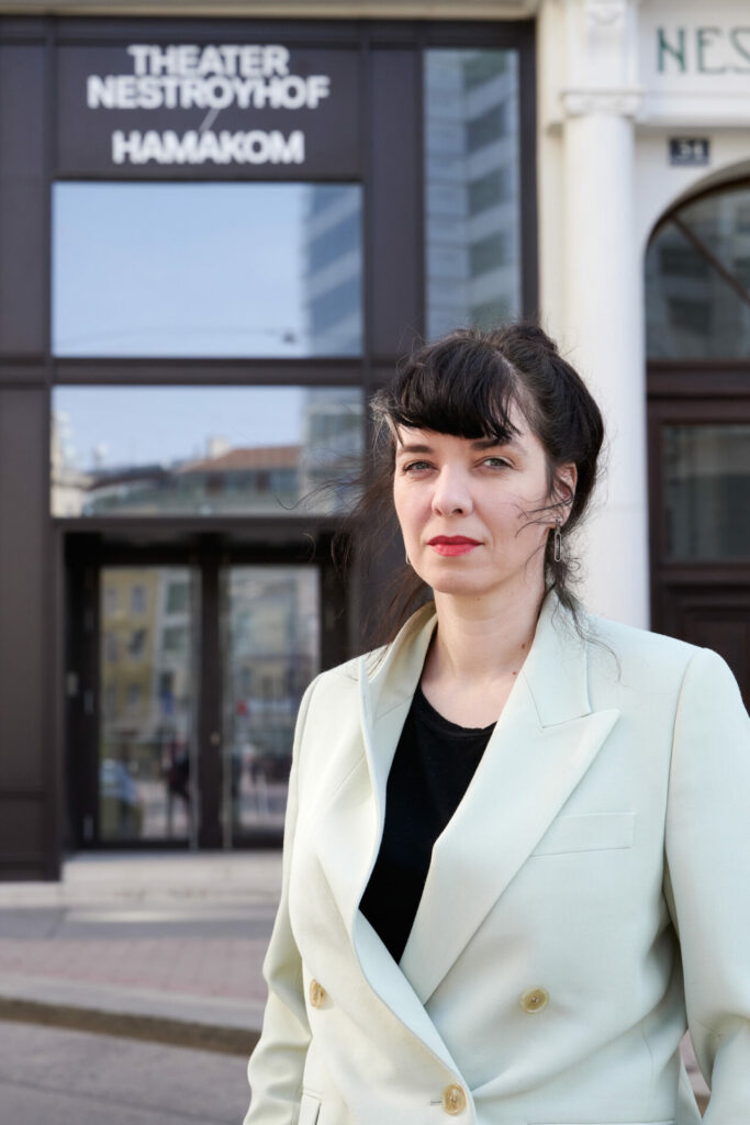 Ingrid Lang wurde in Niederösterreich geboren. 2001absolvierte sie ihr Schauspielstudium  an der Hochschule für Musik und Theater Felix Mendelssohn-Bartholdy in Leipzig. Seit 2018 ist Ingrid Lang künstlerische Leiterin am Theater Nestroyhof Hamakom und seit 2020 für die Gesamtleitung des Hauses verantwortlich.