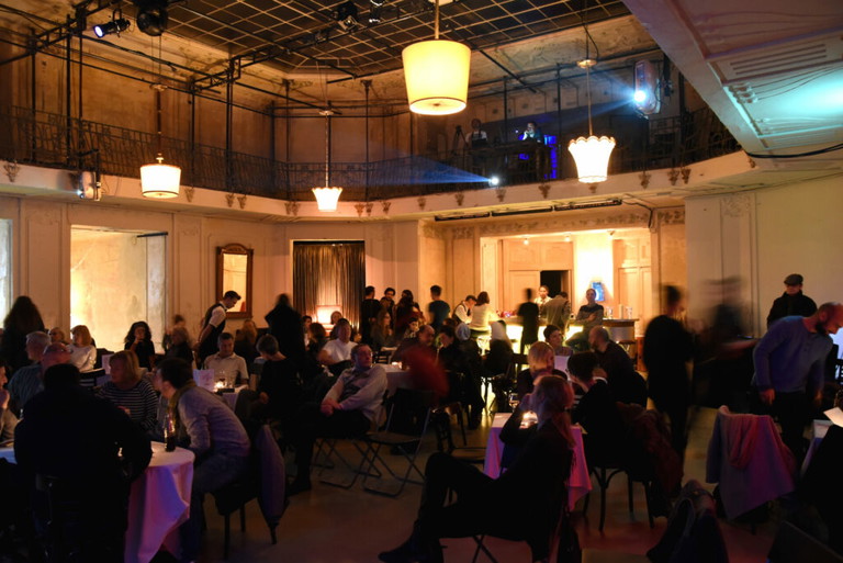 Ein Eindruck vom umgebauten Theatersaal während „Sam's Bar“