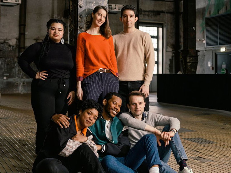 Das ist das Opernstudio der Wiener Volksoper.
Jasmin White, Maria Hegele, Rafael Salas Chía, Jaye Simmons, 
Aaron-Casey Gould und Stanisław Napierała 